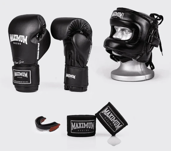 Conjunto de equipamentos de boxe, incluindo luvas, capacete e protetores, ideal para treinos de boxe e artes marciais. Perfeito para treino seguro e eficaz.