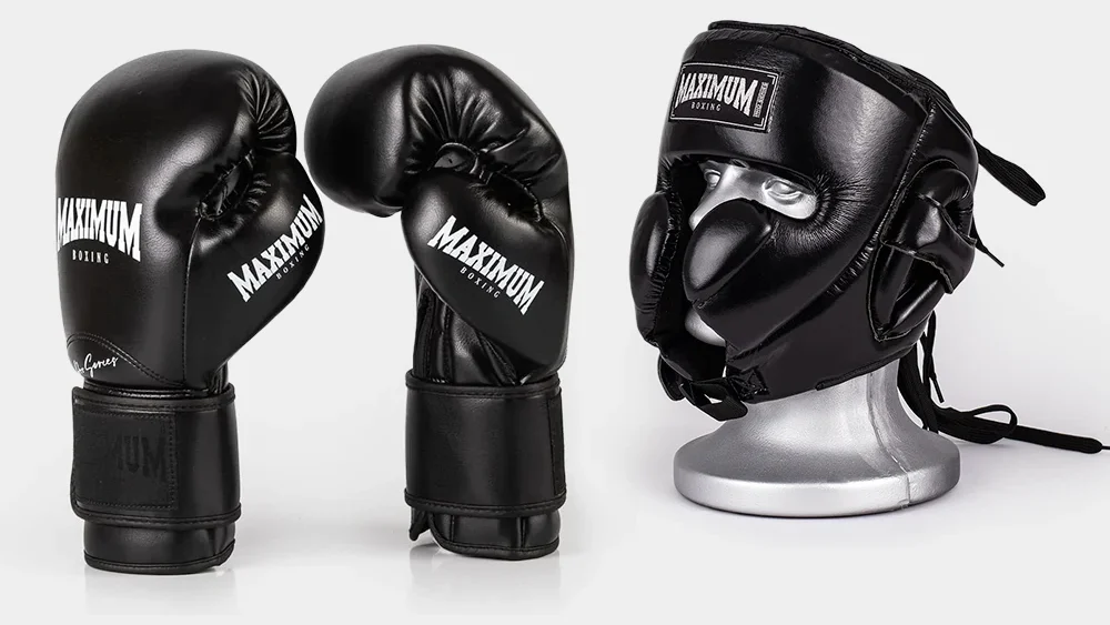 Kit de boxe com luvas, capacete de proteção e acessórios da marca Maximum Boxing, ideal para treinos de boxe e desportos de combate.