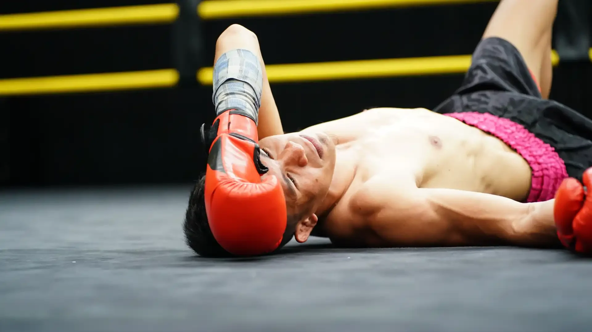 Cuidados pós-treino para boxeador derrotado em luta no ringue
