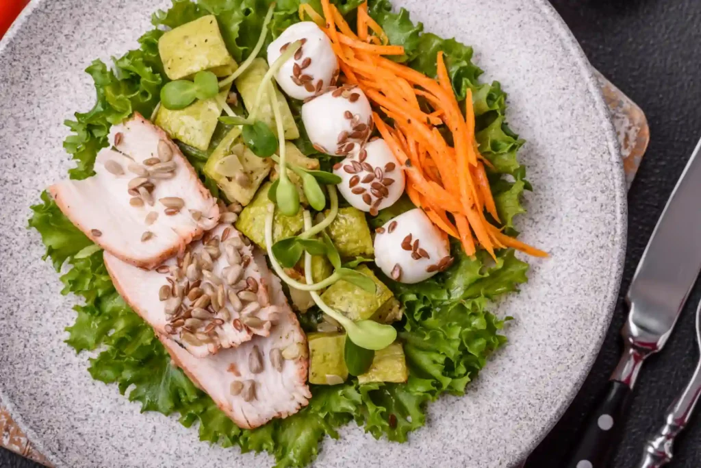 prato de salada saudável ideal para treino