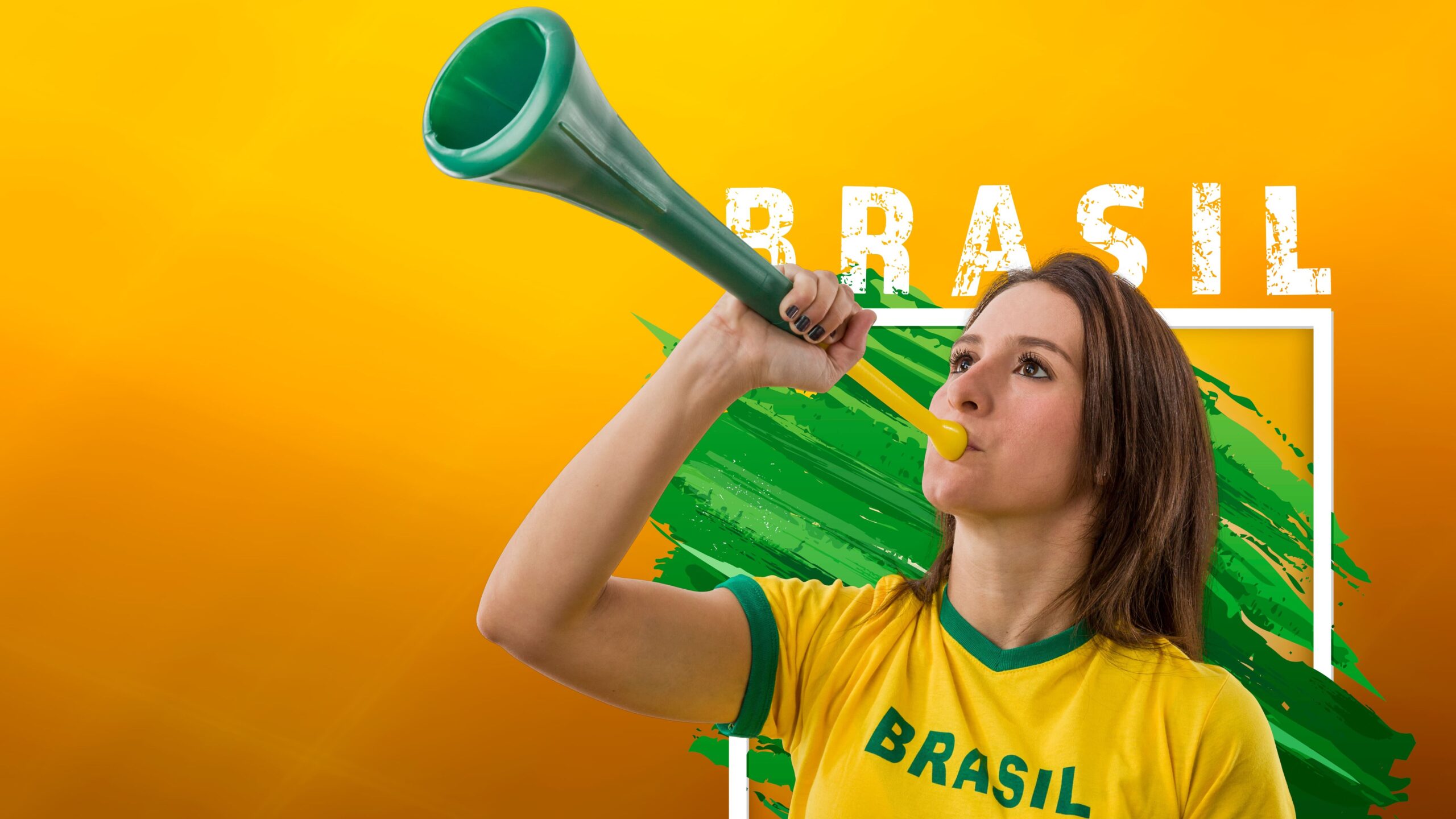 Mulher torcedora com camisa amarela de futebol do Brasil usando apito de festa e uma corneta na cor verde. Fundo amarelo com elementos que representam o Brasil, incluindo a palavra "Brasil" em destaque.