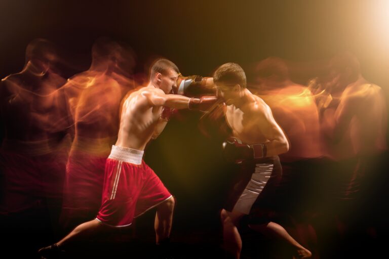 Luta de boxe entre dois atletas com movimento dinâmico e efeitos de luz, destacando a força e a resistência no ringue.
