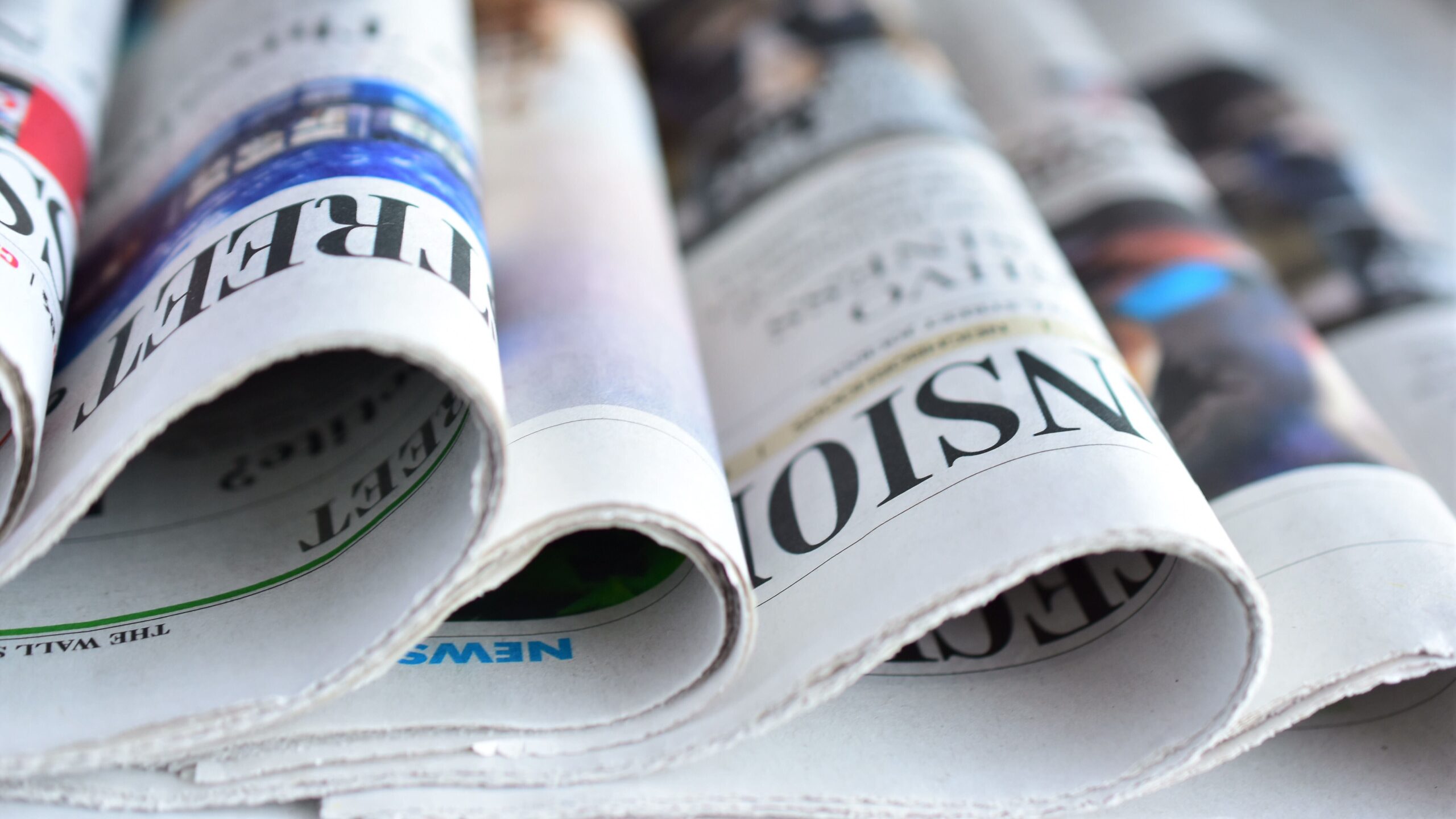 Imagem de várias pilhas de jornais