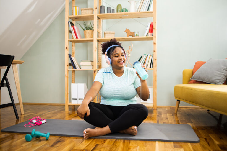 Treino em casa como manter a rotina de exercícios dentro do lar durante os dias mais frios